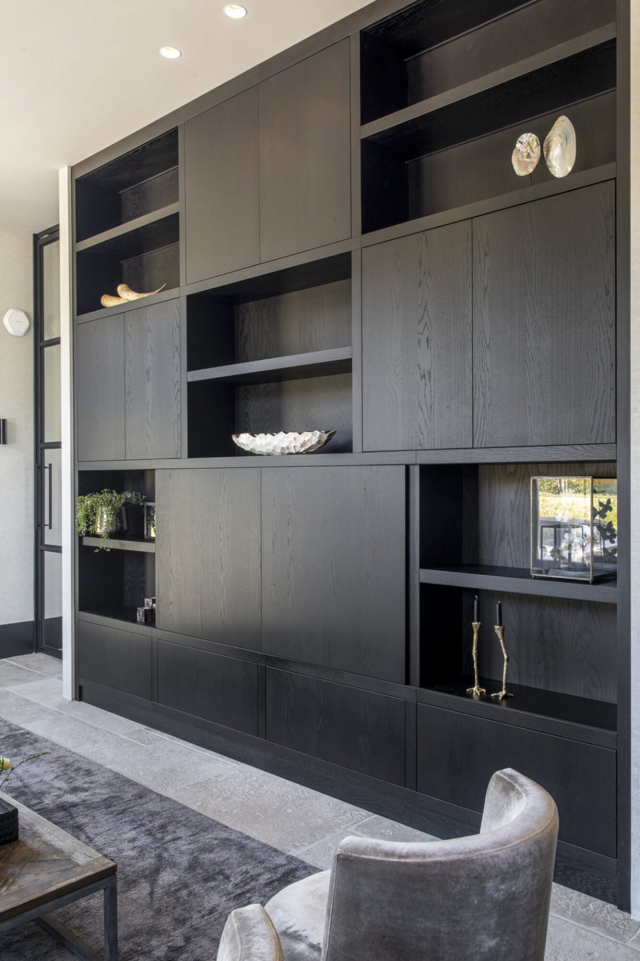 Kastenwand op maat woonkamer door Studio Damhuis