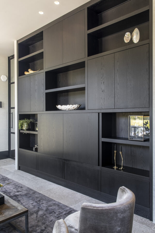 Kastenwand op maat woonkamer door Studio Damhuis