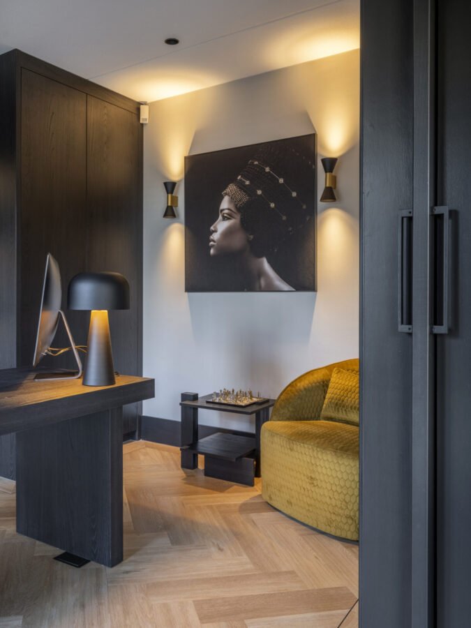 Thuis kantoor met oker gele fauteuil